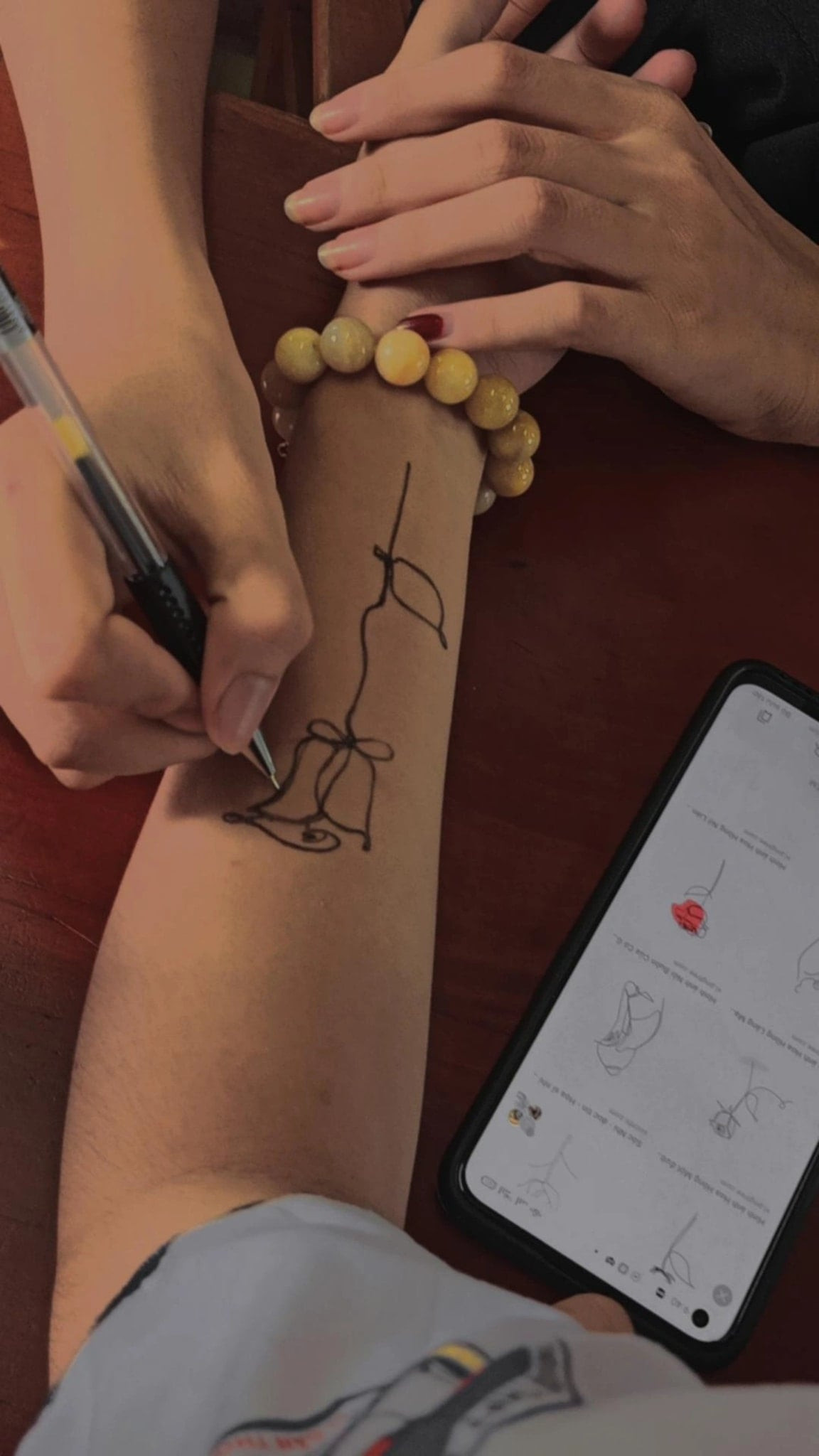 Tuy nhiên mới đây, nhiều cô cậu học trò đã nghĩ ra cách xăm hình lên cánh tay bằng bút bi vô cùng thú vị, khá giống với hình xăm thật.