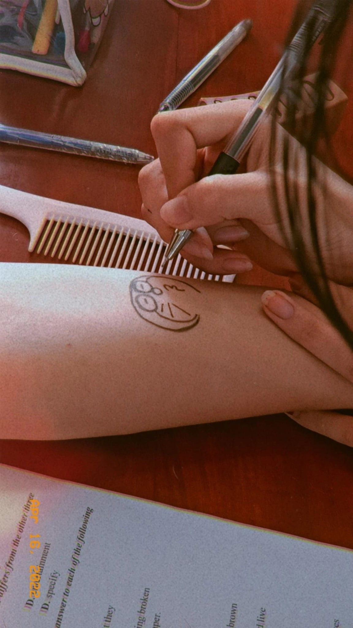 Trào lưu xăm hình bằng bút hiện tại đang gây sốt trong các group trường học, được nhiều cô cậu học trò hưởng ứng.