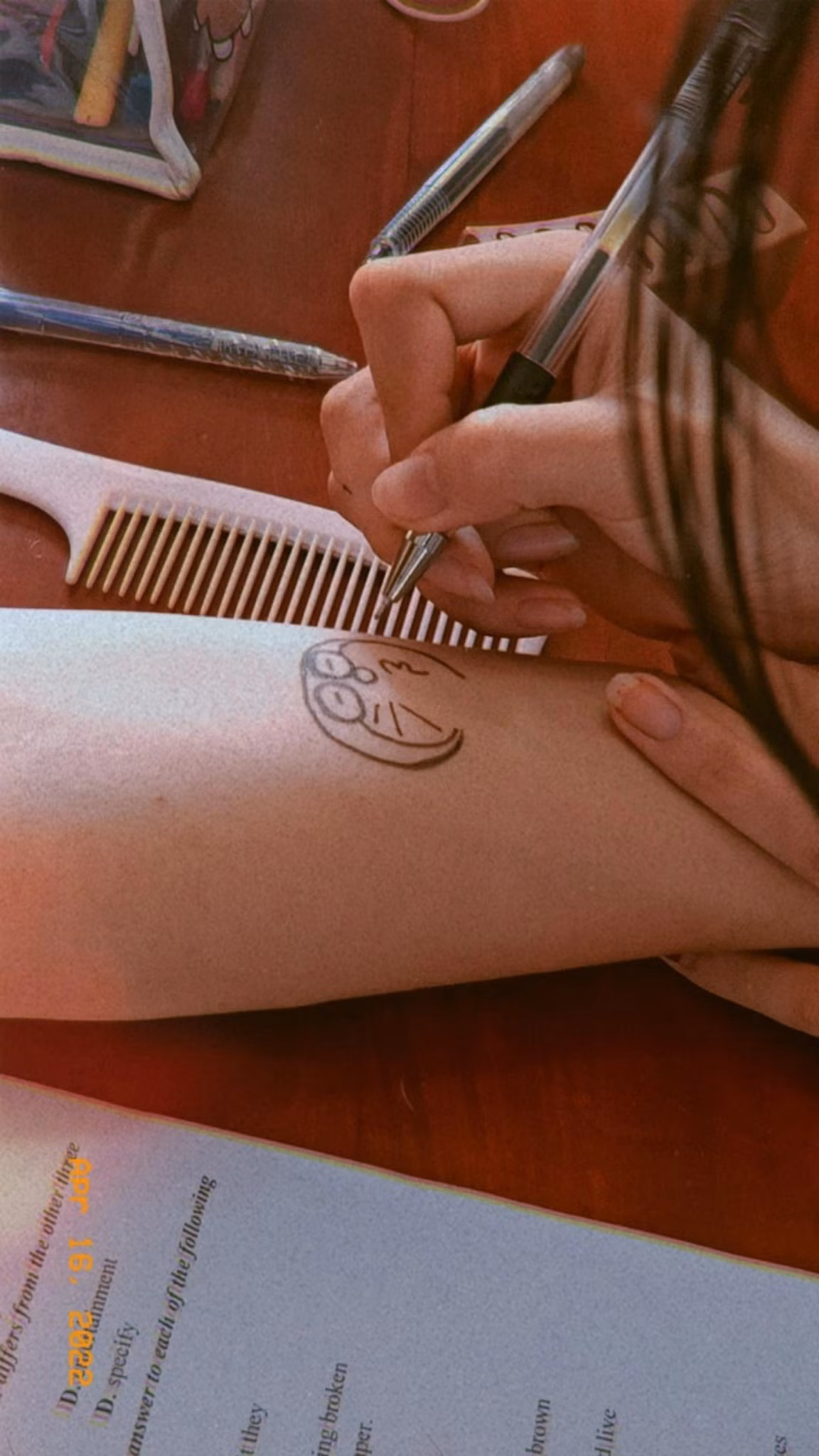 Trào lưu xăm hình bằng bút hiện tại đang gây sốt trong các group trường học, được nhiều cô cậu học trò hưởng ứng.