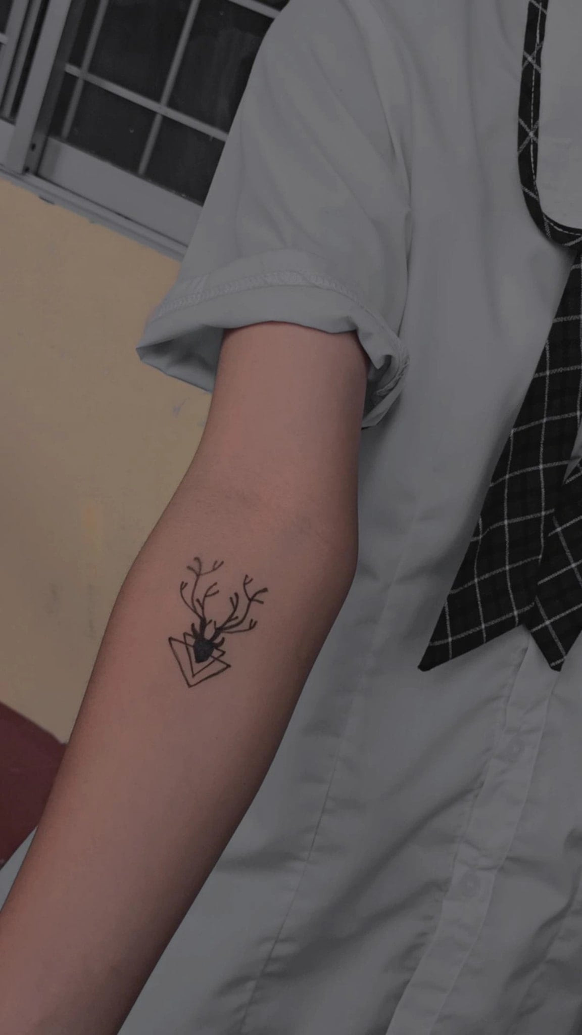 Những hình xăm được vẽ trên cánh tay vô cùng đơn giản, nhỏ gọn hay thậm chí chỉ là những ký hiệu hết sức đáng yêu phù hợp với tuổi học trò.