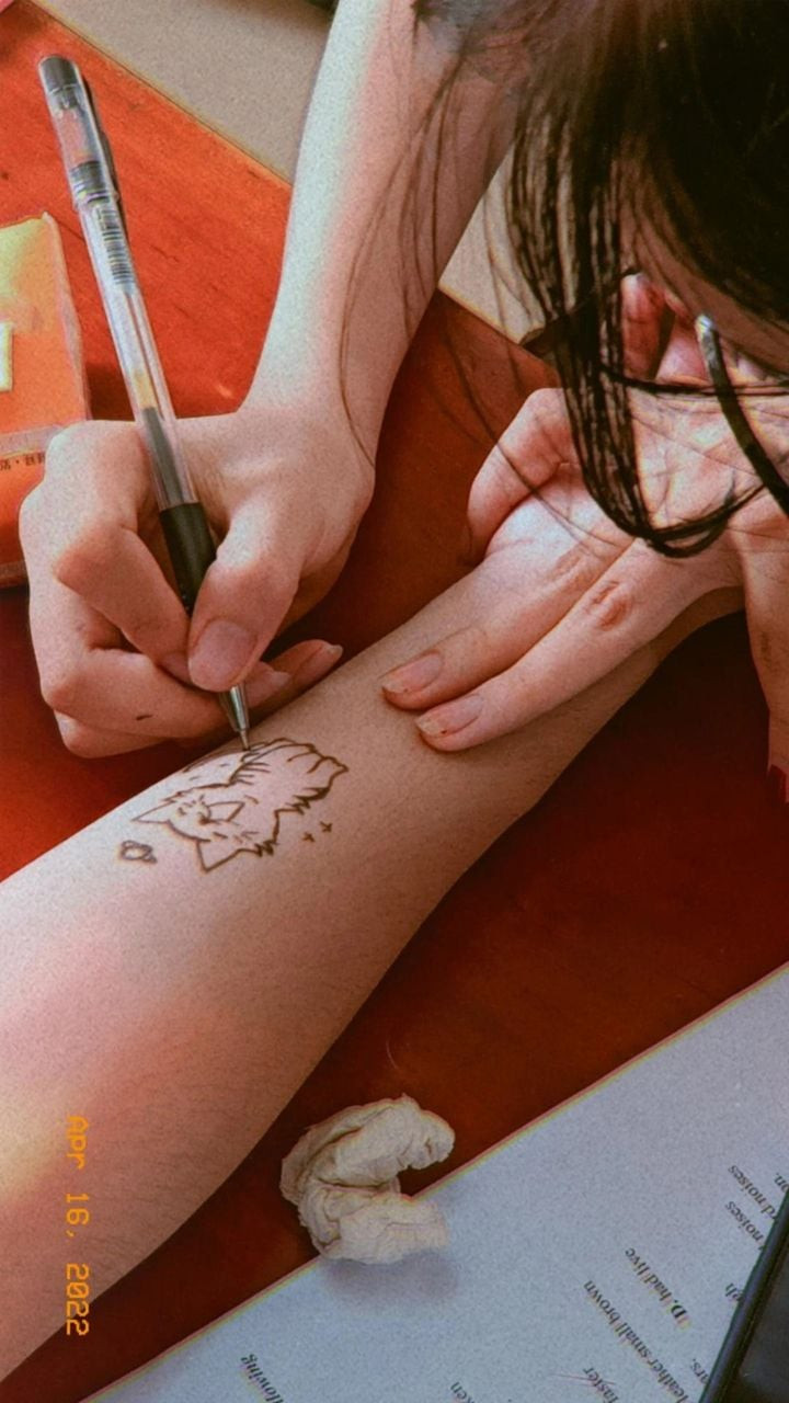 Thay vì đến tiệm xăm và chi ra số tiền không nhỏ để có dấu ấn lên cánh tay, học trò ngày nay lại chỉ sử dụng chiếc bút có sẵn, ngay tại bàn học và tự sáng tạo ra những hình xăm cho mình, cho bạn bè.