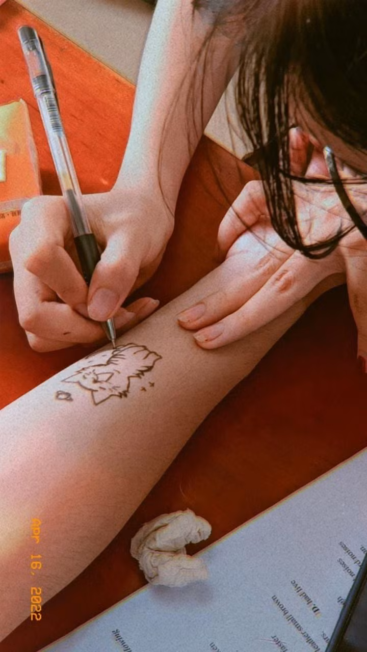 Thay vì đến tiệm xăm và chi ra số tiền không nhỏ để có dấu ấn lên cánh tay, học trò ngày nay lại chỉ sử dụng chiếc bút có sẵn, ngay tại bàn học và tự sáng tạo ra những hình xăm cho mình, cho bạn bè.