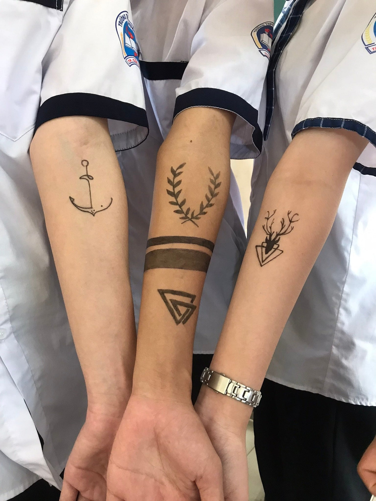 Vẽ bằng bút nên các hình xăm này dễ dàng được lau đi, cũng vì thế mà học sinh có nhiều cơ hội để thể hiện sự sáng tạo của mình bằng nhiều hình khác nhau.