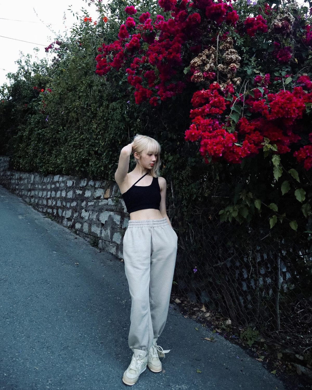 Mina chọn một chiếc áo ôm sát cơ thể, cách điệu. Cô đã thay đổi kiểu tóc khác năng động, cá tính hơn.