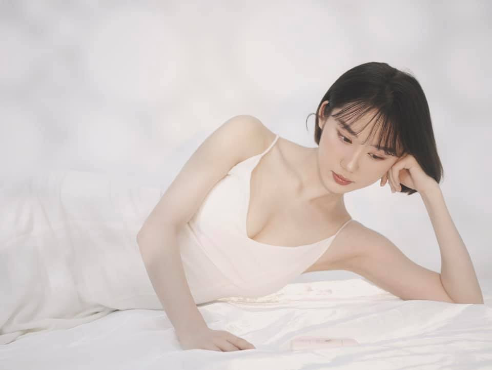 So sánh với những bức ảnh mà Mina Young từng đăng trong quá khứ, nhiều fan đánh giá đây là bộ ảnh táo bạo nhất mà cô nàng từng đăng tải trên mạng.