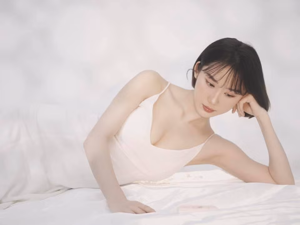 So sánh với những bức ảnh mà Mina Young từng đăng trong quá khứ, nhiều fan đánh giá đây là bộ ảnh táo bạo nhất mà cô nàng từng đăng tải trên mạng.