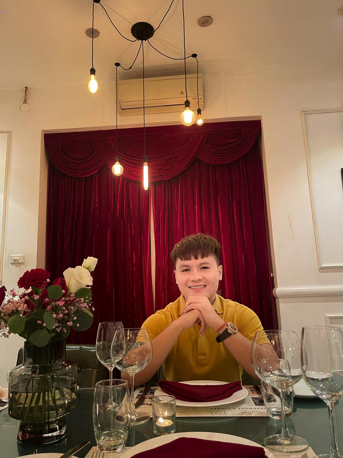 Những chia sẻ của cầu thủ Quang Hải khiến ai nấy đều xúc động. Ngoài người hâm mộ, cư dân mạng còn đặc biệt chú ý đến bạn gái tin đồn Quang Hải - Chu Thanh Huyền cũng xuất hiện tại đó để xem trận đấu cuối cùng của chàng cầu thủ trong màu áo Hà Nội FC.