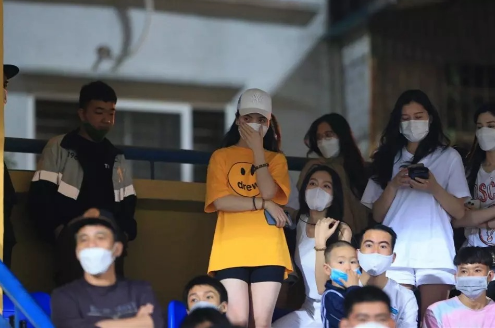 Một số khoảnh khắc ghi lại cô nàng mắt đỏ hoe, khẽ lau nhẹ nước mắt, Doãn Hải My - bạn gái tin đồn Đoàn Văn Hậu đứng bên cạnh đã động viên, an ủi Thanh Huyền.