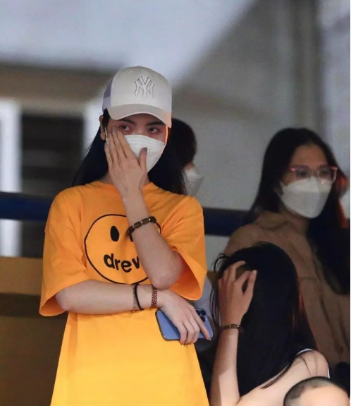 Khi nghe những lời phát biểu của Quang Hải, Chu Thanh Huyền đứng dưới phía khán đài cũng không kìm được nước mắt.