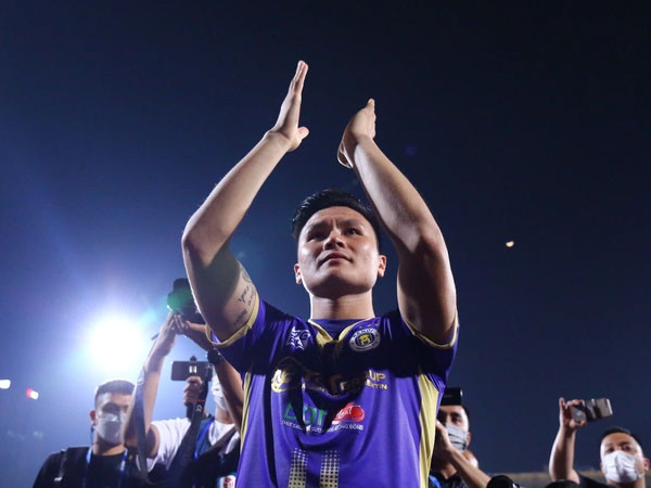 Tối 7/4, kết thúc trận đấu CLB Hà Nội đối đầu CLB CAND ở vòng loại Cúp Quốc gia 2022, Quang Hải đã có những chia sẻ xúc động trên sân để nói lời tạm biệt với Hà Nội FC.