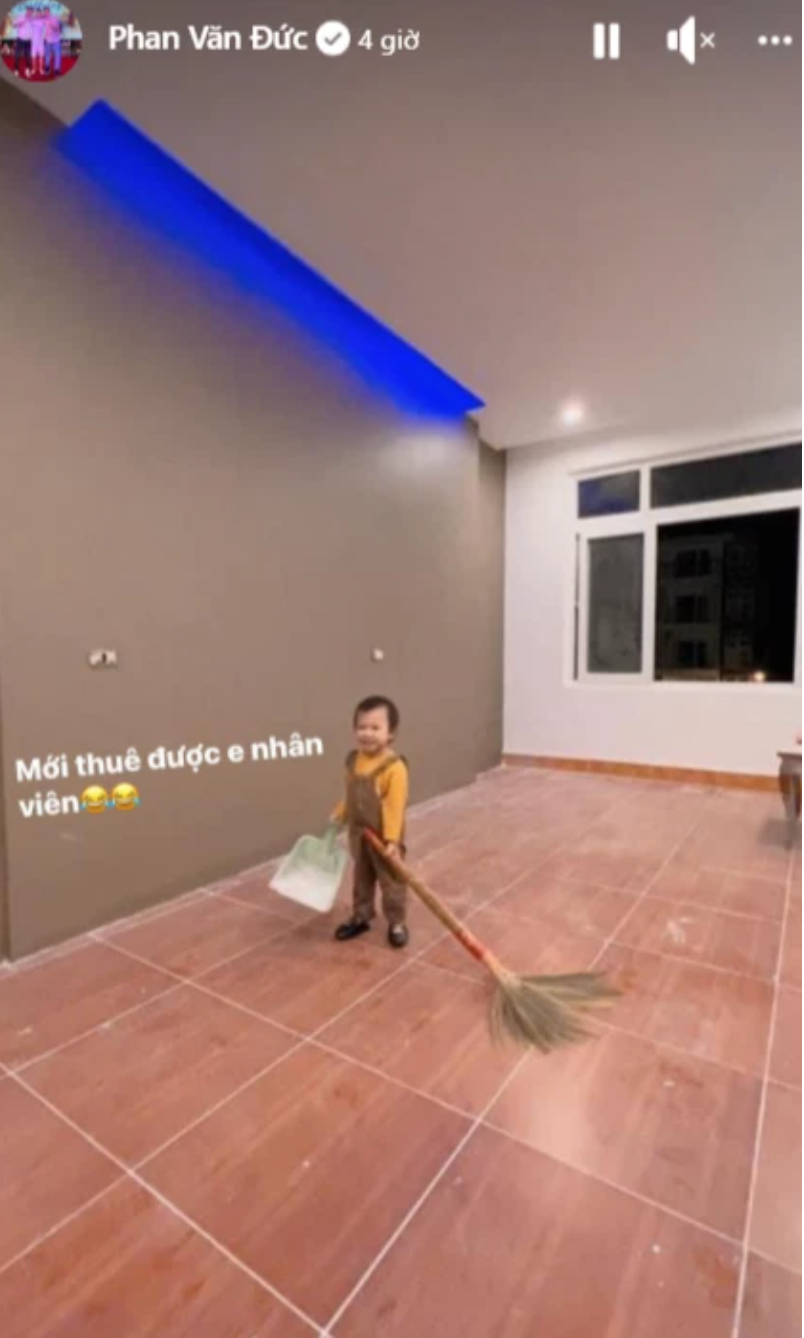 Ở phần bình luận của bài đăng, vợ Phan Văn Đức đăng ảnh con gái đang cầm chổi quét phòng kèm theo lời nhắn nhủ: "Đến khách sạn gặp em nhân viên Dâu Tây order phòng và ăn uống nhé cô chú".
