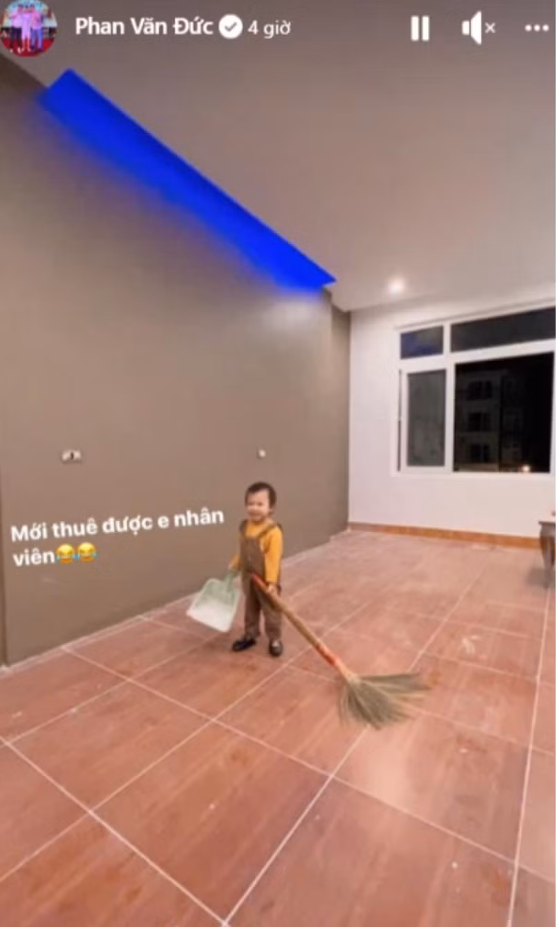 Ở phần bình luận của bài đăng, vợ Phan Văn Đức đăng ảnh con gái đang cầm chổi quét phòng kèm theo lời nhắn nhủ: "Đến khách sạn gặp em nhân viên Dâu Tây order phòng và ăn uống nhé cô chú".