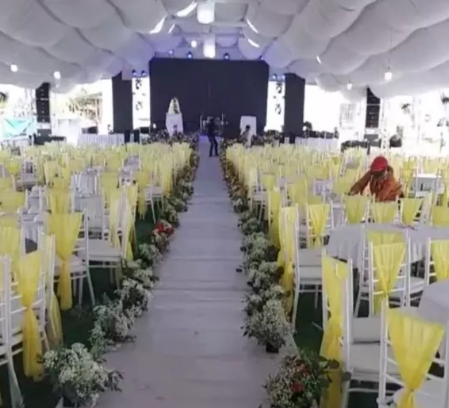 Hội trường đám cưới được tổ chức khá linh đình, lộng lẫy.