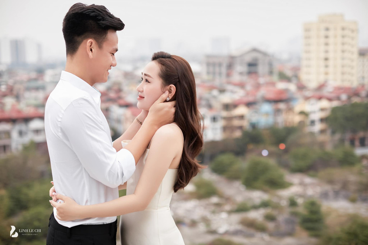 Trước đó trên mạng xã hội, cô dâu Phạm Thị Hiếu cũng chia sẻ khoảnh khắc diện váy cưới, sẵn sàng cho ngày "về chung một nhà" với Hồ Tấn Tài.