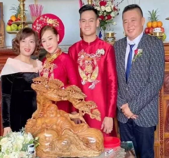 Trong ngày trọng đại, cặp đôi nổi bật với áo dài đỏ truyền thống, vợ Hồ Tấn Tài được trao của hồi môn khủng. Hình ảnh cô dâu đeo vàng trĩu cổ cũng gây chú ý không kém.