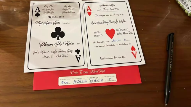 Ngoài ra, ca sĩ Hoàng Bách khoe nhận thiệp mời đặc biệt từ Hồ Tấn Tài cùng lời nhắn đến nam cầu thủ: "Kinh nghiệm hơn 30 năm xem bóng đá cho thấy, cầu thủ lấy vợ sớm thường thi đấu ổn định và kéo dài được sự nghiệp đỉnh cao, có thể kể ra vài cái tên như Messi hay Hoàng Bách..."