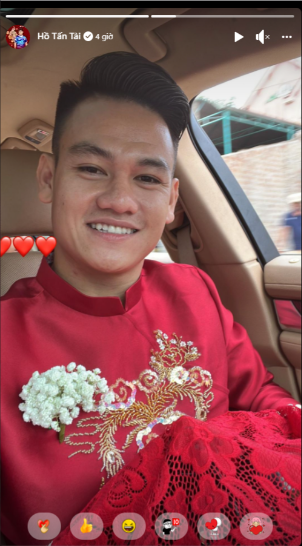 Sát "giờ G", Hồ Tấn Tài cũng khoe khoảnh khắc bảnh tỏn, háo hức đi đón vợ về dinh. Theo đó trong khoảnh khắc được anh chàng chia sẻ trên trang cá nhân, Hồ Tấn Tài diện áo dài màu đỏ, tươi cười rối rít.