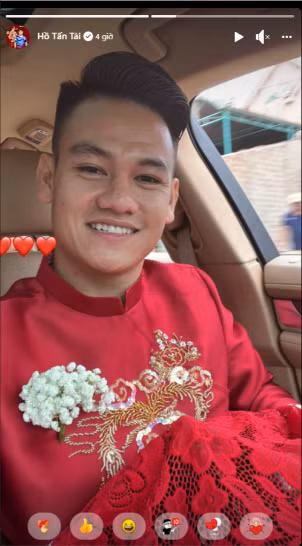 Sát "giờ G", Hồ Tấn Tài cũng khoe khoảnh khắc bảnh tỏn, háo hức đi đón vợ về dinh. Theo đó trong khoảnh khắc được anh chàng chia sẻ trên trang cá nhân, Hồ Tấn Tài diện áo dài màu đỏ, tươi cười rối rít.