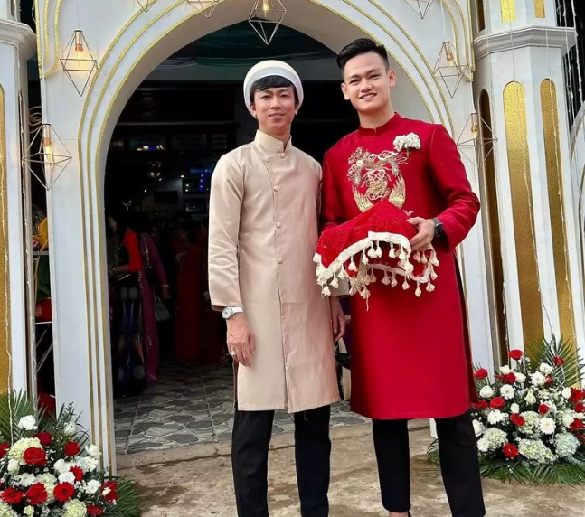 Ca sĩ Hồ Việt Trung đại diện nhà trai cũng xuất hiện tại hôn lễ đình đám này.