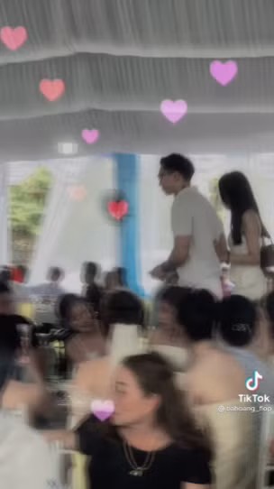 Vừa qua trong đám cưới của Hồ Tấn Tài, Văn Hậu và bạn gái lộ khoảnh khắc tay trong tay, tình cảm trên mức bình thường được "team qua đường" bắt trọn.