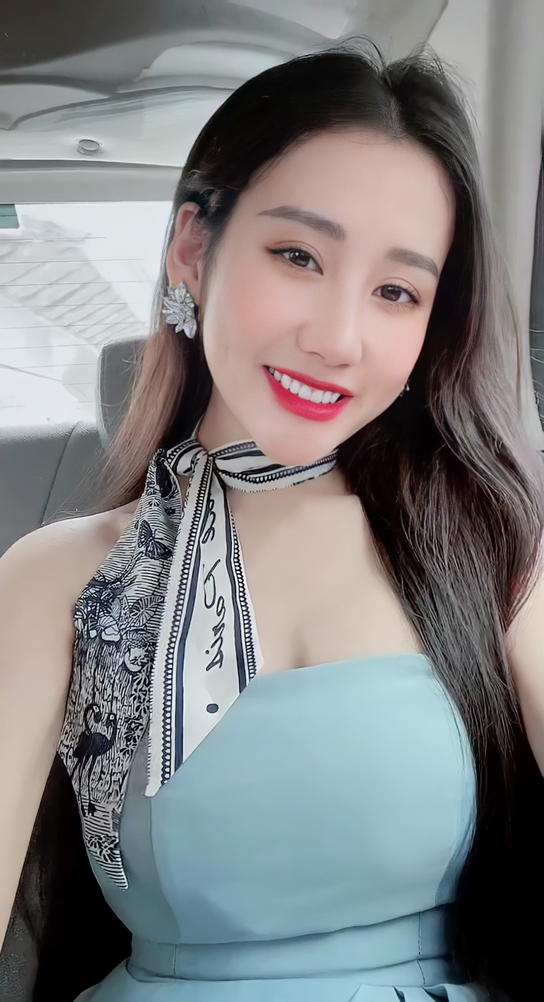 Sở hữu khuôn mặt xinh đẹp, chiếc cằm V- line hàng loạt nam nhân phải đổ gục trước nhan sắc yêu kiều của Anh Phương. Ảnh: FBNV