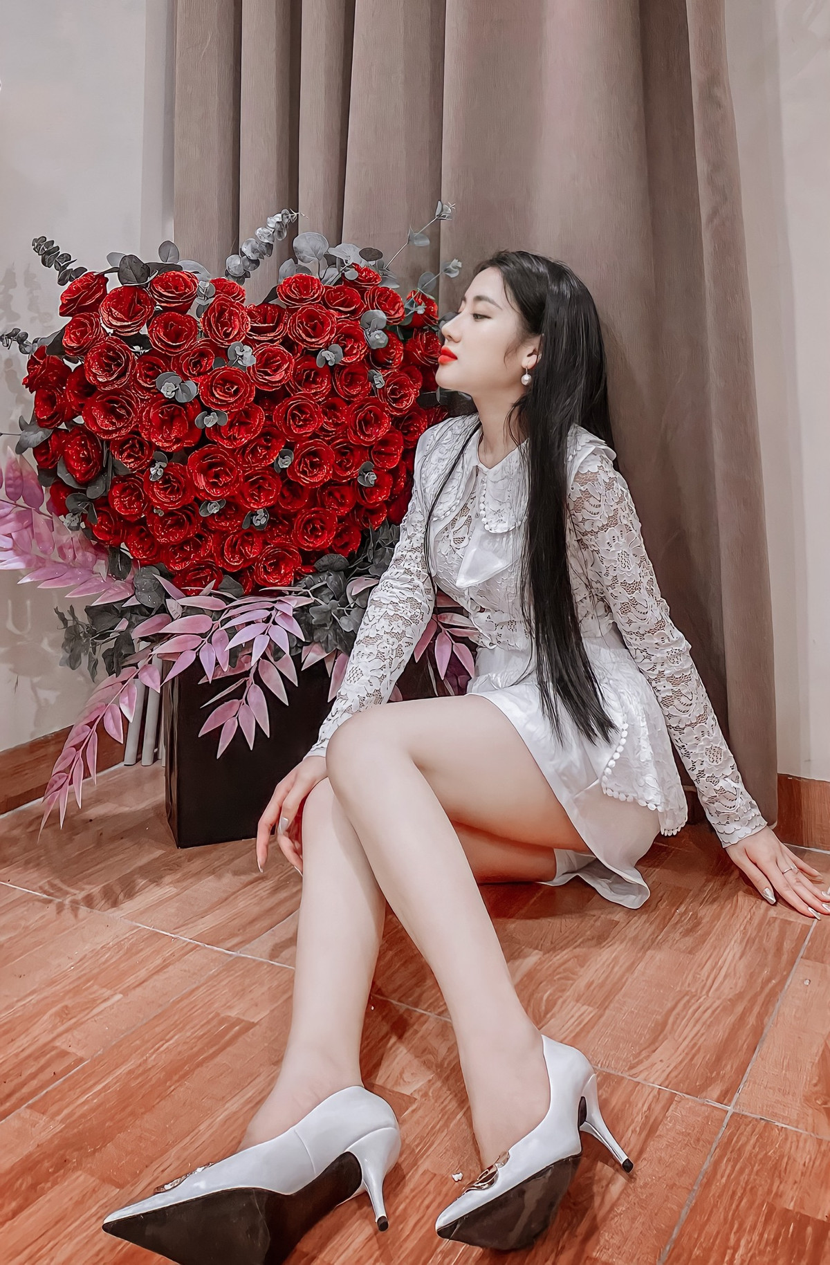 Nhưng cô thiên về những thiết kế gợi cảm, có phần nữ tính để tôn lên vóc dáng mảnh mai của mình.