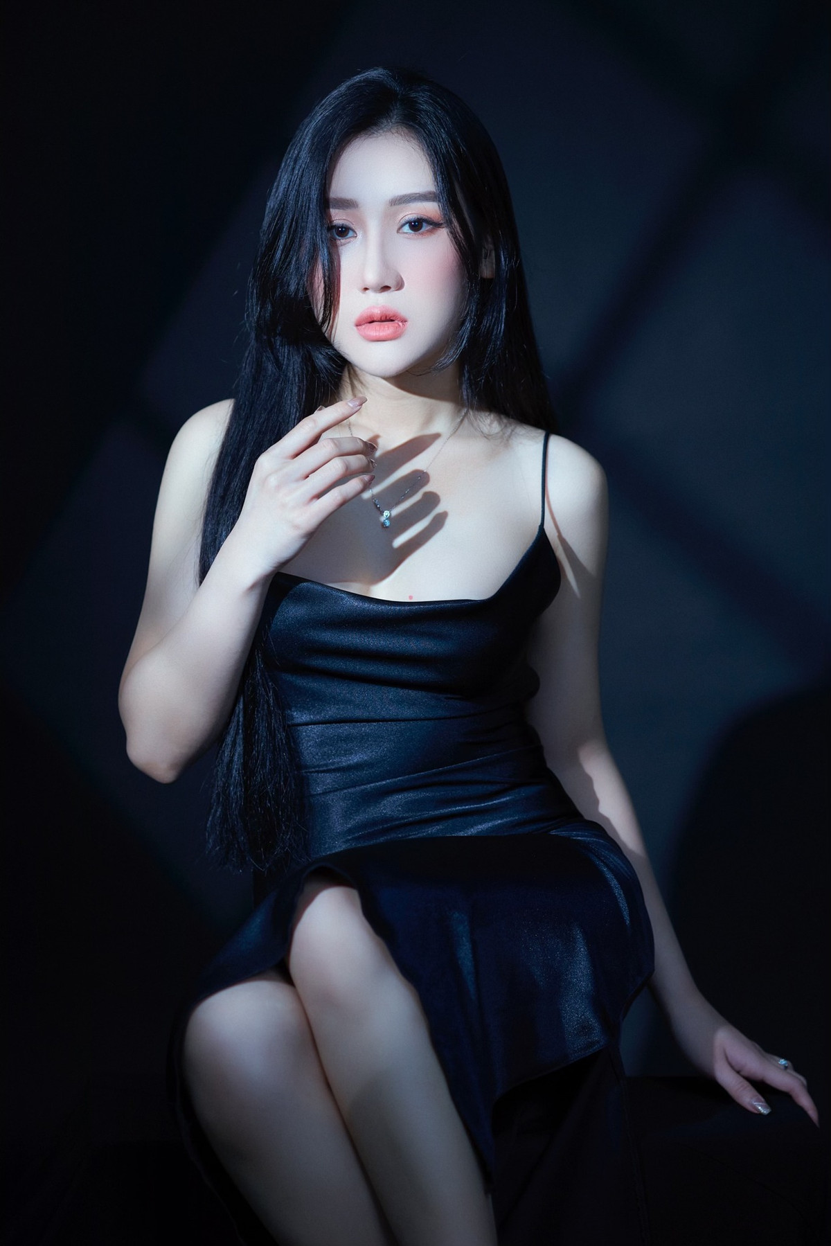 Ngoài vị trí của một nữ quân nhân, Anh Phương còn là một người mẫu ảnh. Nên theo yêu cầu của công việc, cô thỉnh thoảng ăn mặc gợi cảm khi lên hình, chụp ảnh.