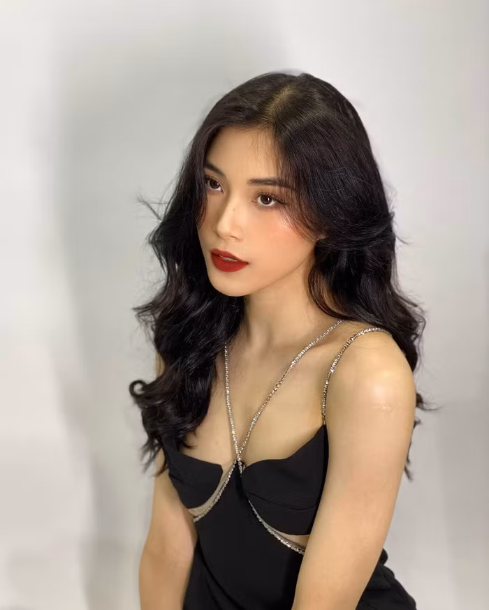 Sau một thời gian từ thông báo giải nghệ, người hâm mộ hết sức ngỡ ngàng với loạt hình ảnh "lột xác" gợi cảm, quyến rũ như một người khác của Thu Huyền.