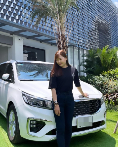 Ngọc Trinh cũng tặng xế hộp tiền tỷ để chào đón ngày Thúy Kiều trở lại làm việc.