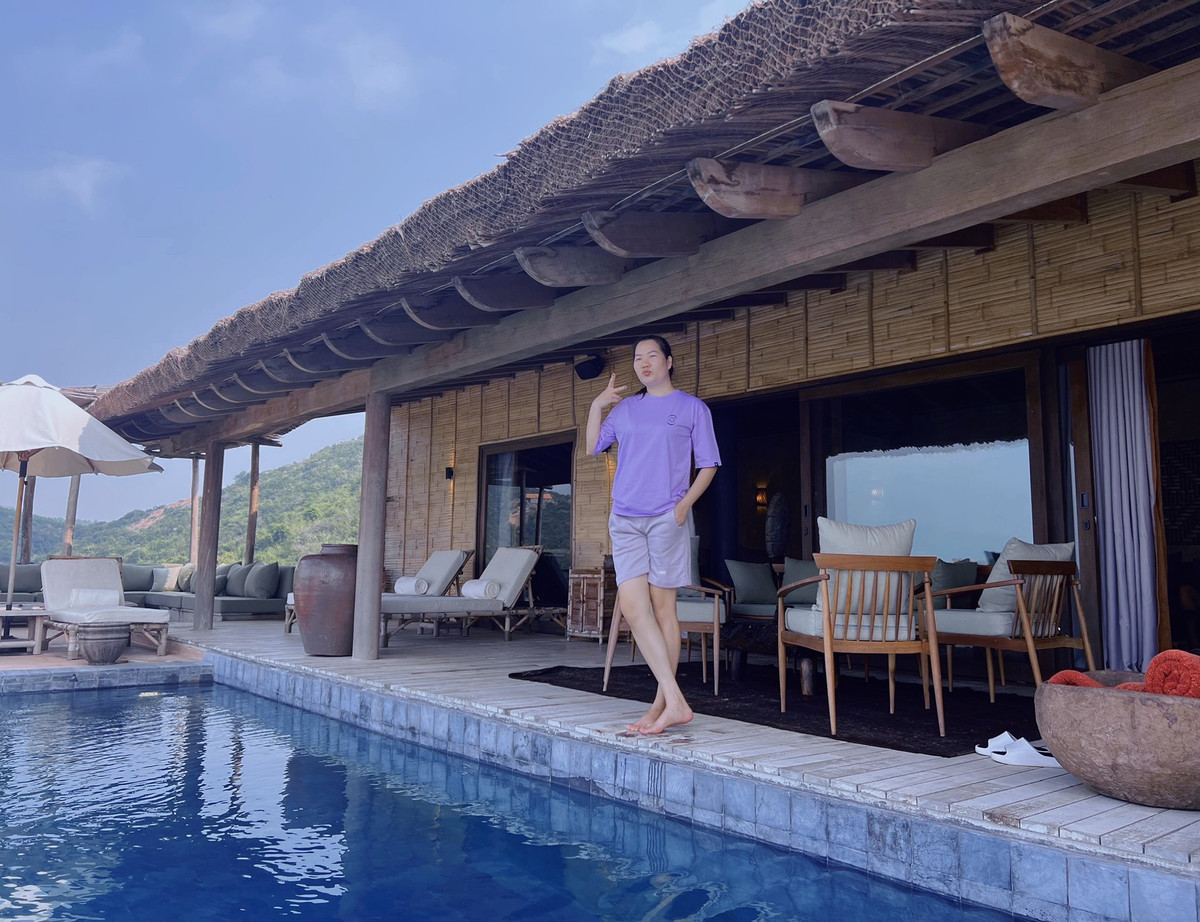 Cô nhẹ nhàng khoác lên một chiếc áo sơ mi trắng bên ngoài, tạo cảm giác "nửa kín nửa hở", vừa tăng phần gợi cảm, cuốn hút.