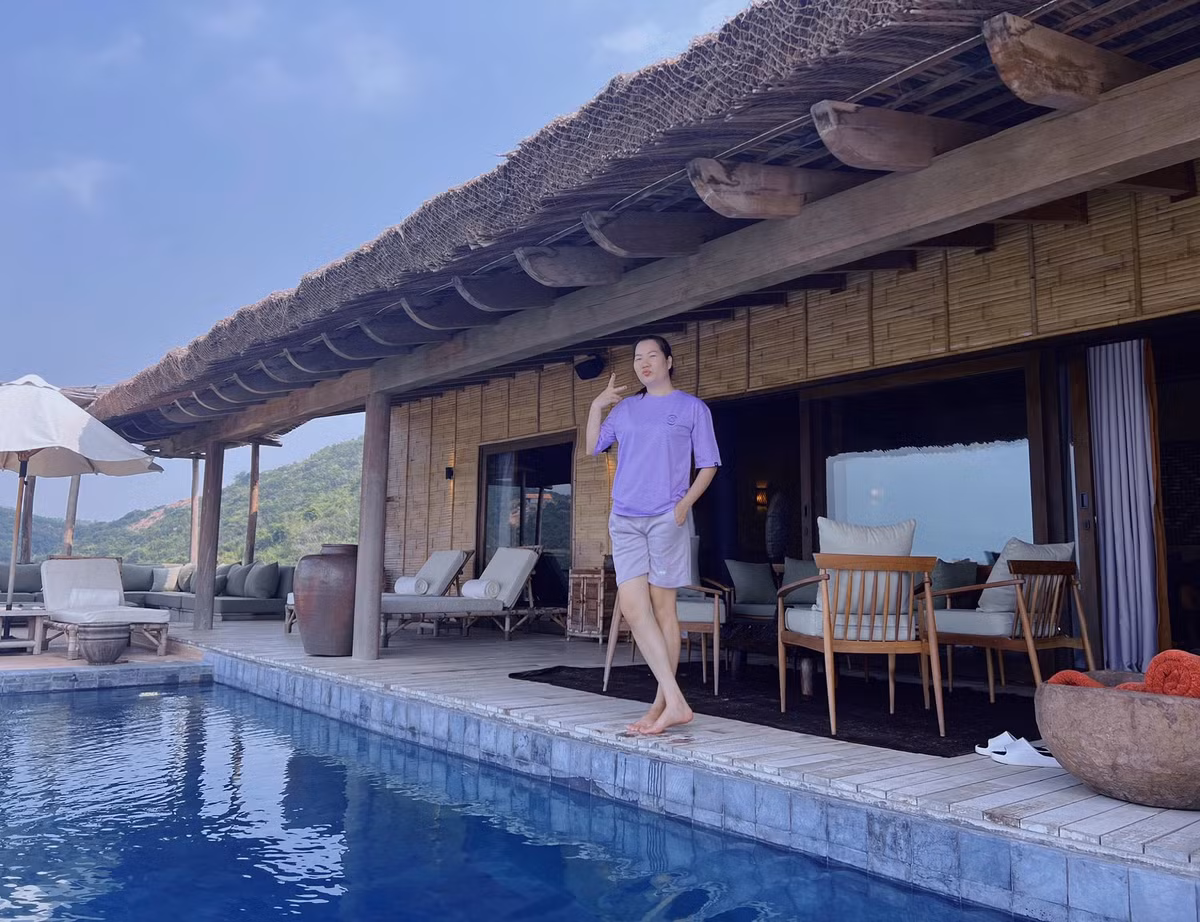 Cô nhẹ nhàng khoác lên một chiếc áo sơ mi trắng bên ngoài, tạo cảm giác "nửa kín nửa hở", vừa tăng phần gợi cảm, cuốn hút.