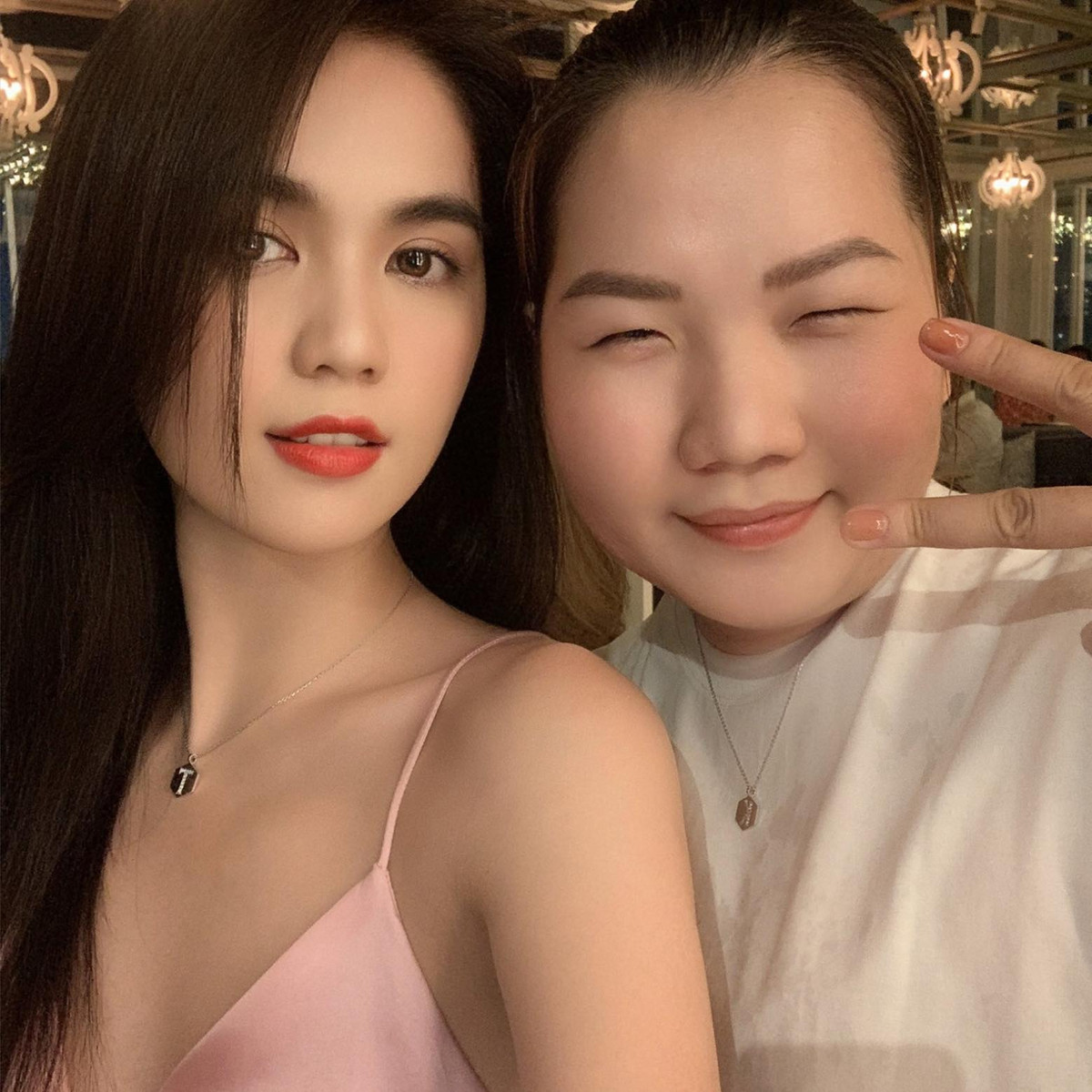 Là người luôn "nâng khăn sửa túi" cho Ngọc Trinh, Thúy Kiều không chỉ là trợ lý kiêm quản gia mà còn là người thân thiết nhất của người đẹp gốc Trà Vinh.