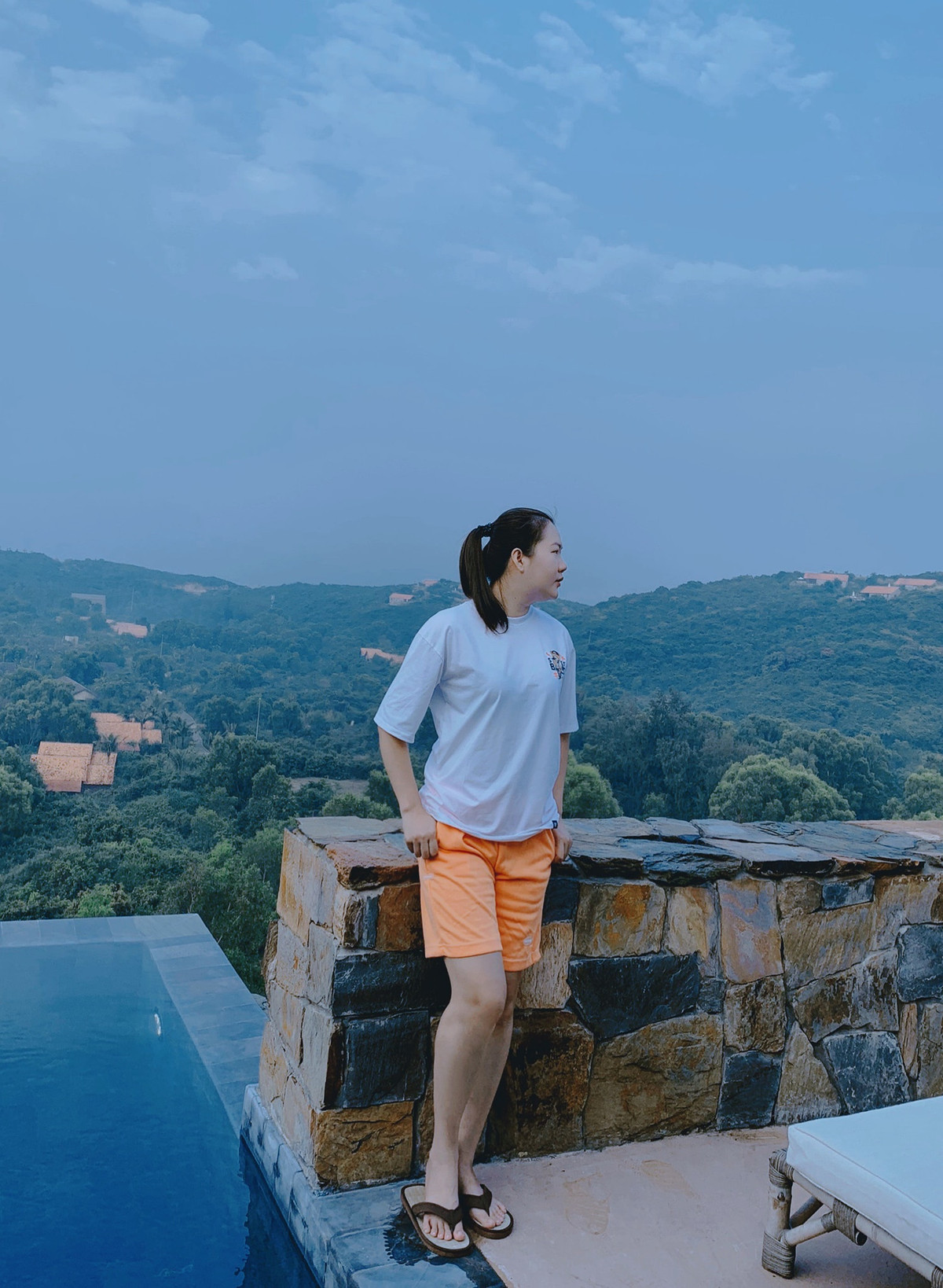 Được biết, Ngọc Trinh, Thúy Kiều và ê-kíp thân thiết của nữ diễn viên đã có chuyến nghỉ dưỡng ngắn ngày tại khu du lịch Phú Yên.