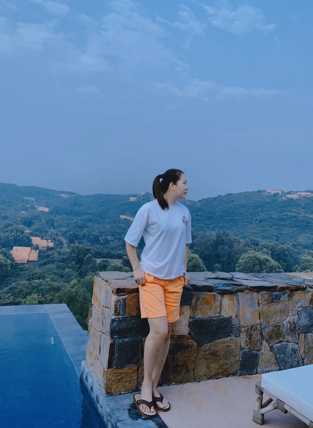 Được biết, Ngọc Trinh, Thúy Kiều và ê-kíp thân thiết của nữ diễn viên đã có chuyến nghỉ dưỡng ngắn ngày tại khu du lịch Phú Yên.