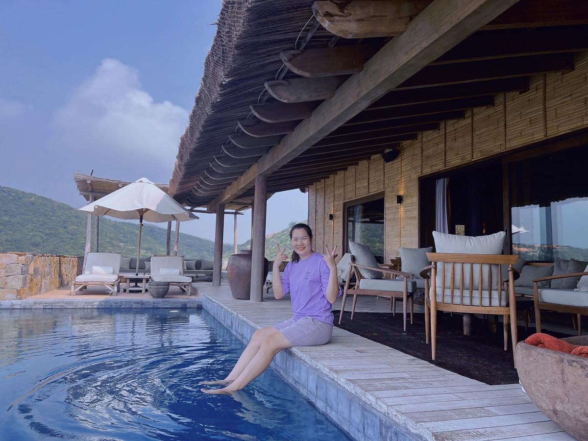 Đáng nói, đây là lần đầu tiên trợ lý Thúy Kiều diện bikini lên sóng. Theo chân nữ hoàng nội y trong nhiều năm, khả năng tạo dáng chụp hình của Thúy Kiều trong những bức hình đăng tải cũng "rất gì và này nọ".