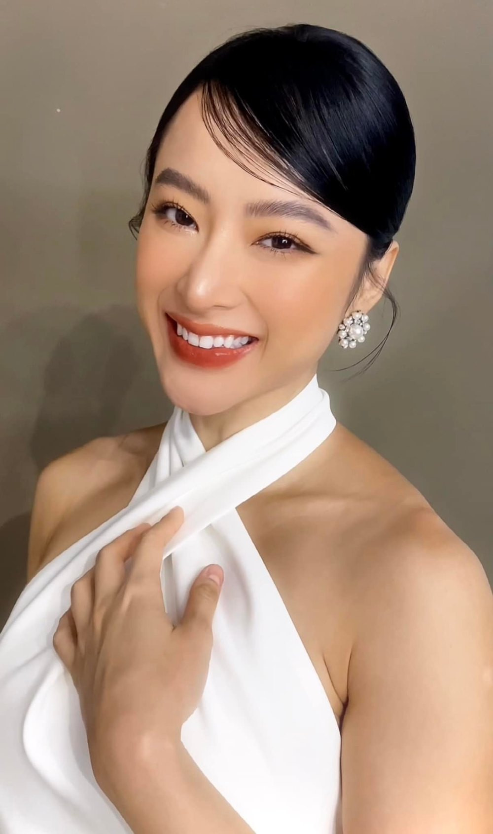 Dưới phần bình luận, một netizen đã bày tỏ quan điểm: "Thích vẻ mảnh khảnh của Trinh hơn là như bây giờ. Netizen khác lại liên tục dành lời khen ngợi cho body hiện tại của Angela Phương Trinh vì sự thon gọn và săn chắc.