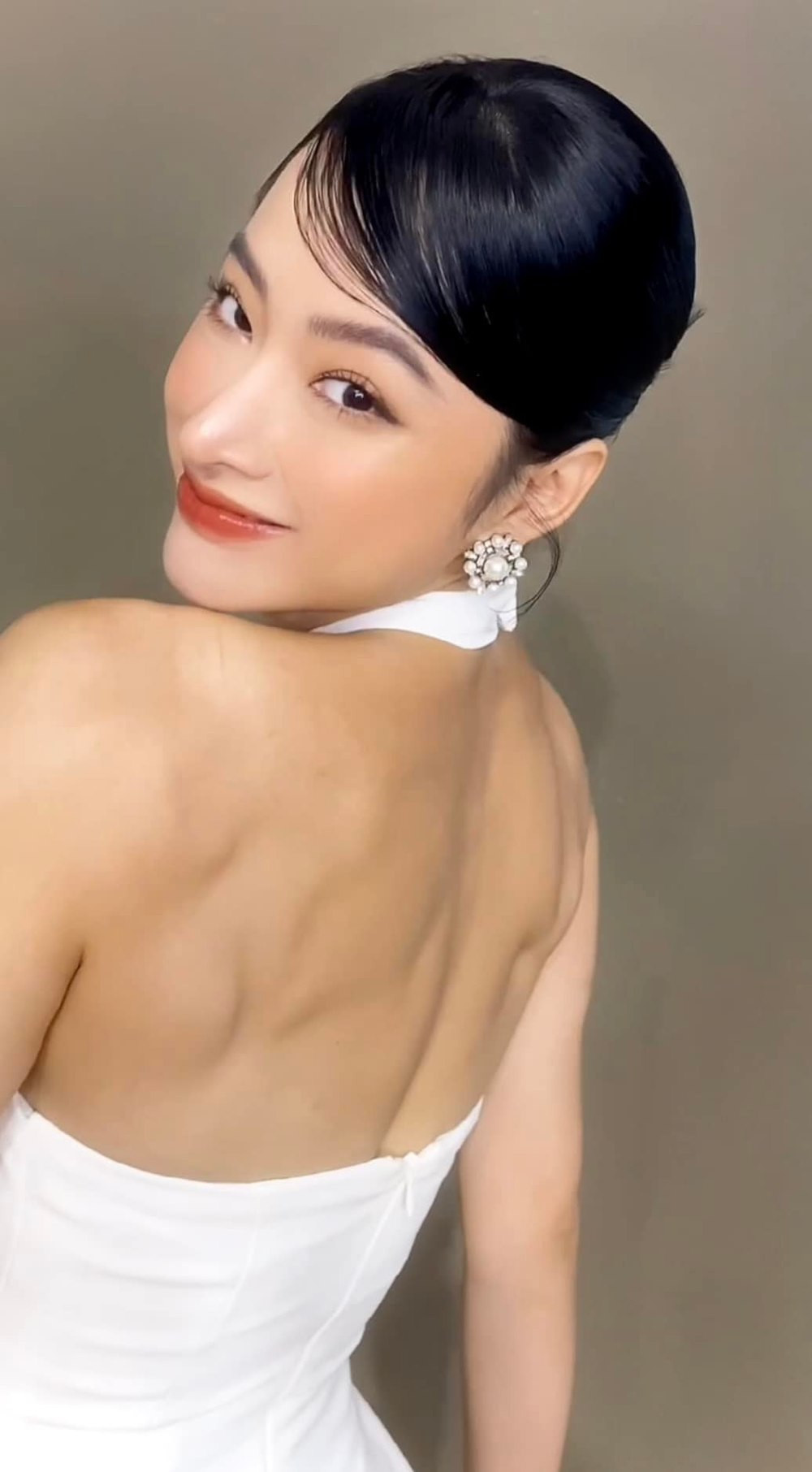 Dù đã ăn diện trang phục gợi cảm thế nhưng Angela Phương Trinh vẫn khiến netizen nổ ra tranh cãi bởi cơ thể lực điền, cơ bắp không phù hợp.