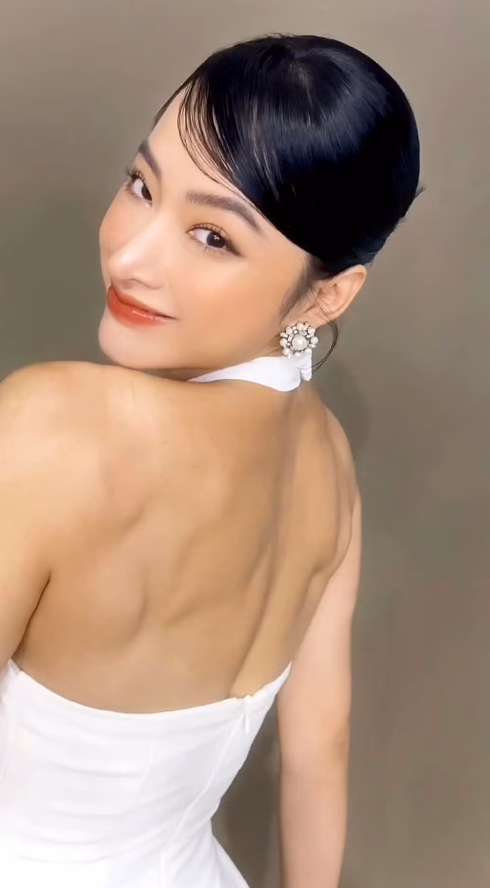 Dù đã ăn diện trang phục gợi cảm thế nhưng Angela Phương Trinh vẫn khiến netizen nổ ra tranh cãi bởi cơ thể lực điền, cơ bắp không phù hợp.