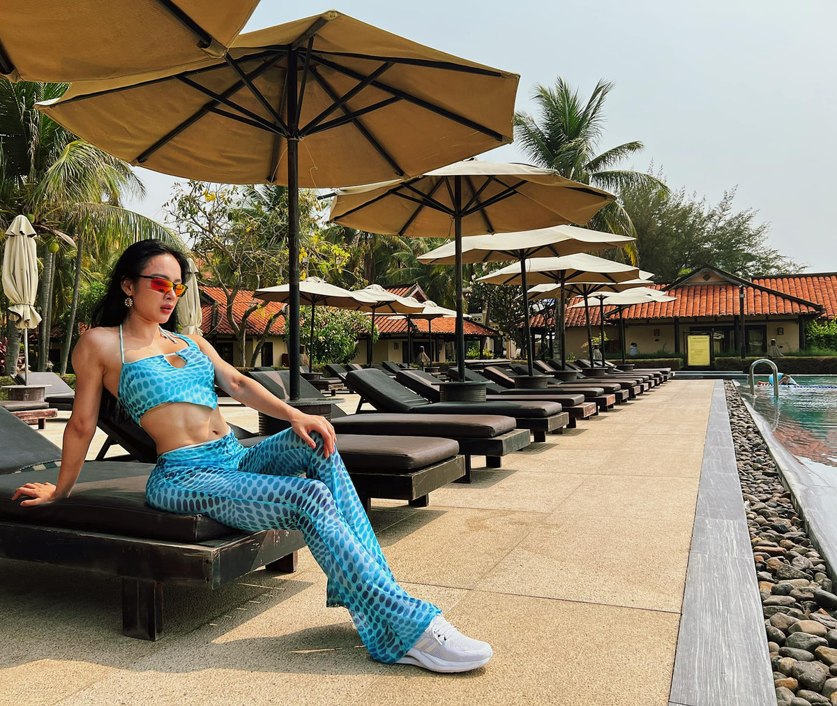 Từ sau thời gian ở ẩn, hot girl này bất ngờ tái xuất với những thay đổi về ngoại hình khiến người hâm mộ ngỡ ngàng. Đó là thân hình cơ bắp, cơ bụng 6 múi và một vóc dáng như lực sỹ.