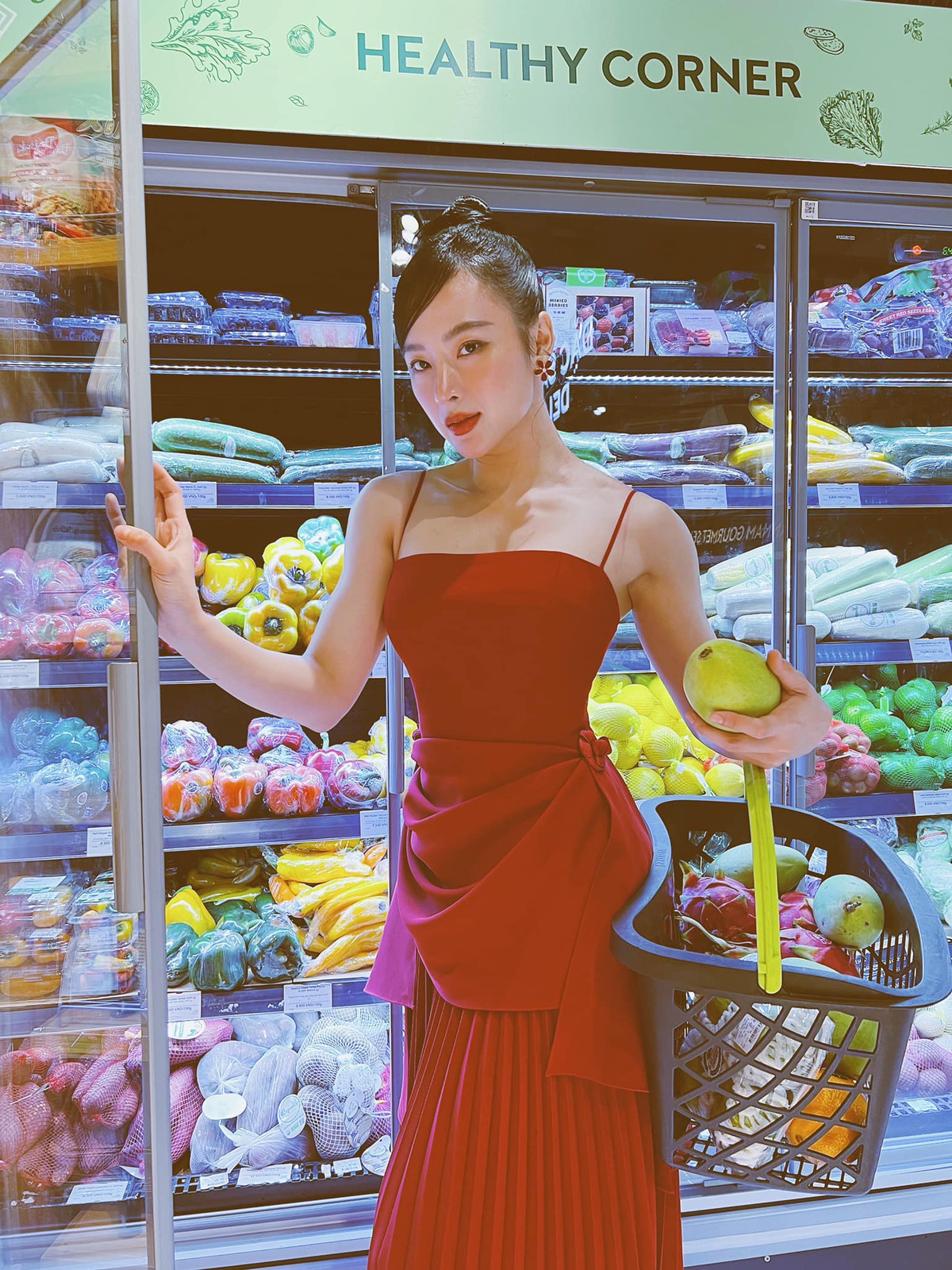 Không ít người thể hiện sự tiếc nuối về hình ảnh nhỏ nhắn, chuẩn "nàng thơ" của "bà mẹ nhí" trước đây. Ảnh: FBNV