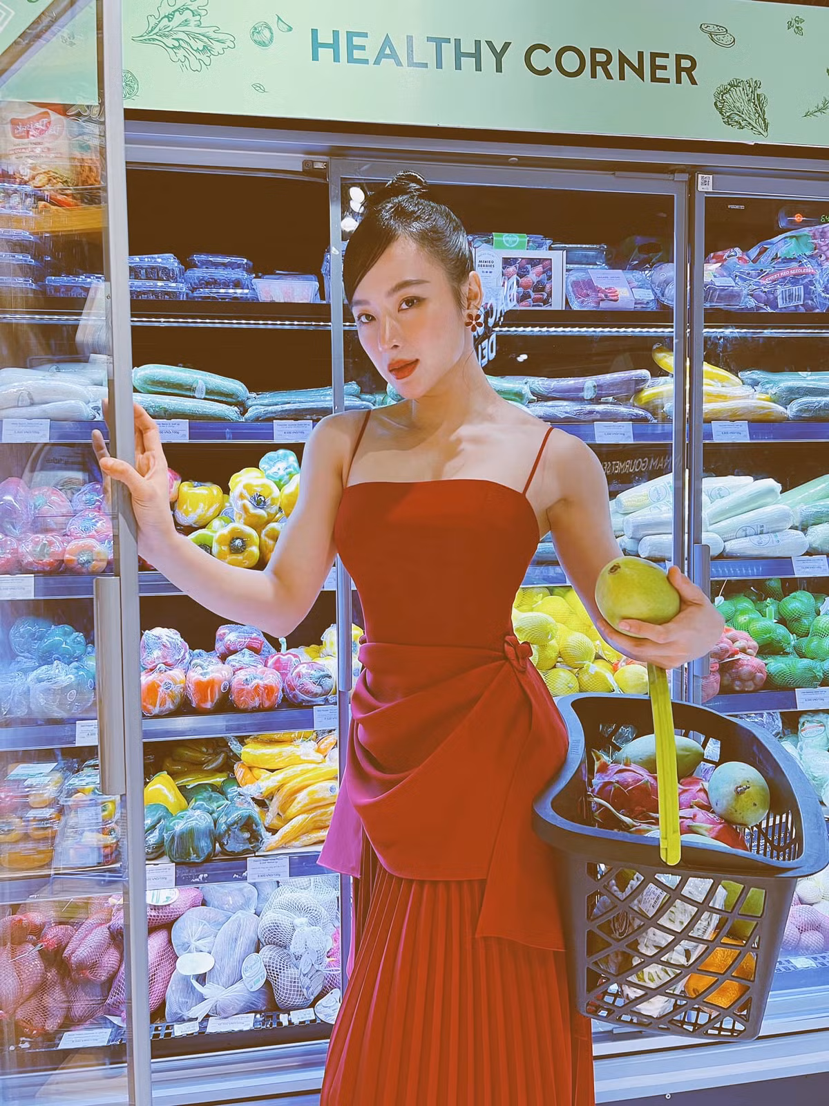 Không ít người thể hiện sự tiếc nuối về hình ảnh nhỏ nhắn, chuẩn "nàng thơ" của "bà mẹ nhí" trước đây. Ảnh: FBNV