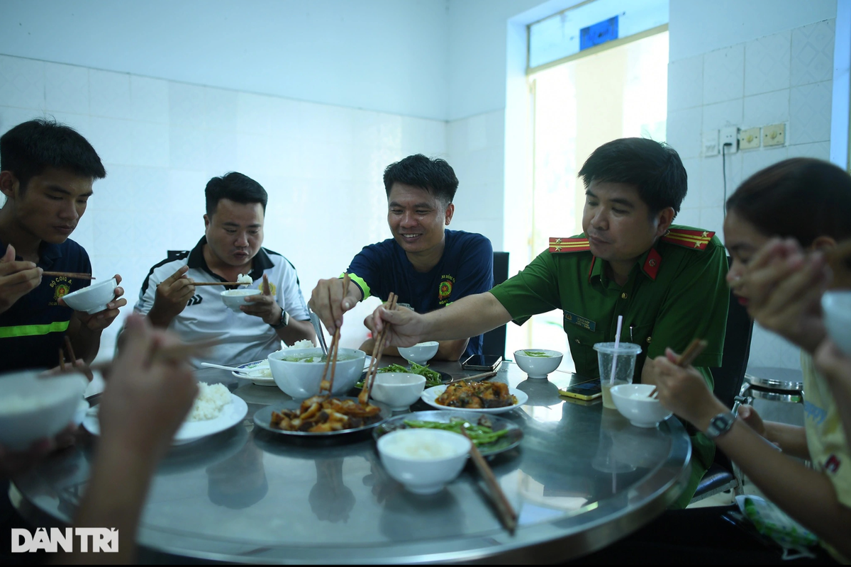 Cuối ngày, "hiệp sĩ" Hiếu trở về tổ ấm của mình ở tổ 8, khu phố 3, thị trấn Trảng Bom. Chị Vân Anh (vợ anh Hiếu) luôn miệng nhắc chuyện hôm nay có nhiều bà con, bạn bè gọi điện hỏi thăm anh và gửi lời chúc mừng vì những gì mà chồng chị được khen thưởng.