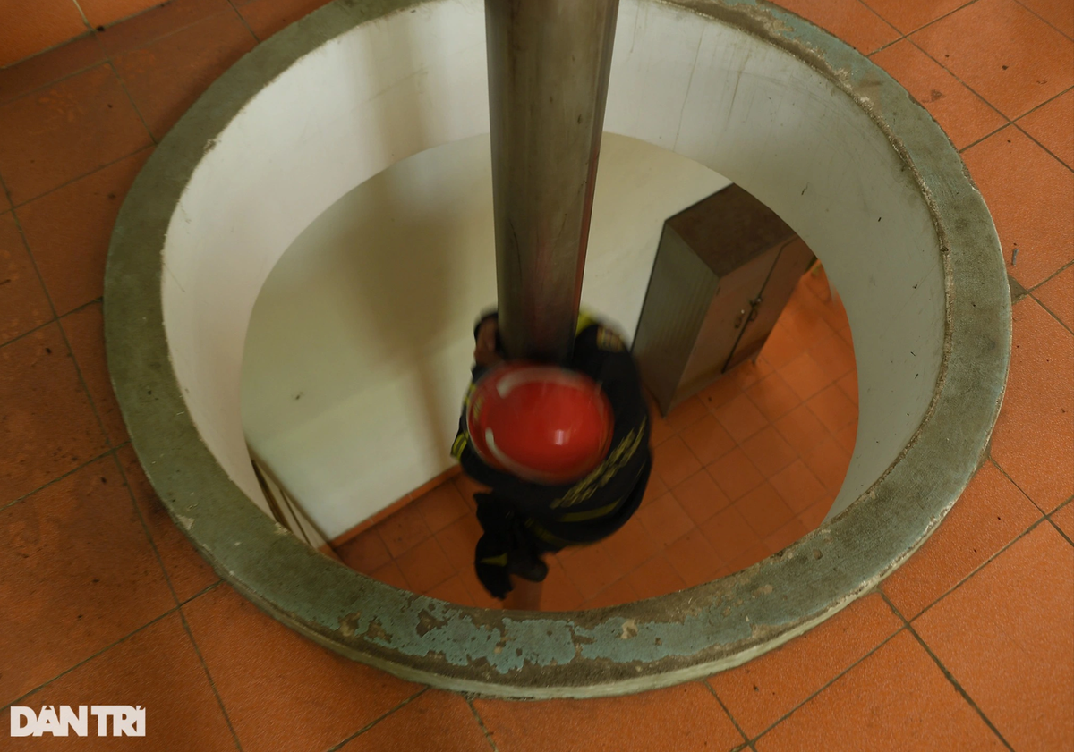 Ngay lập tức, Đại úy Thái Ngô Hiếu cùng đồng đội di chuyển vào khu vực tầng cao của tòa nhà cơ quan thực hiện động tác trượt cột từ trên cao xuống tầng trệt.