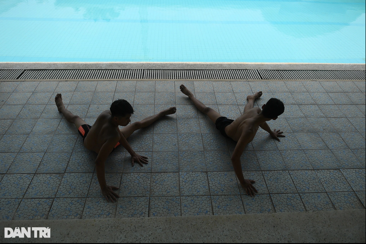 Buổi chiều, Đại úy Hiếu và các đồng đội tập luyện bơi và các kỹ năng dưới nước. Mọi người chủ động đến một hồ bơi gần đơn vị để tập luyện sức bền khi bơi và kết hợp xử lý kỹ thuật đối với một số tình huống giả định cứu người đuối nước. Ngoài ra, các chiến sĩ còn trực tiếp đến hồ Trị An, ra sông Đồng Nai để tập luyện.