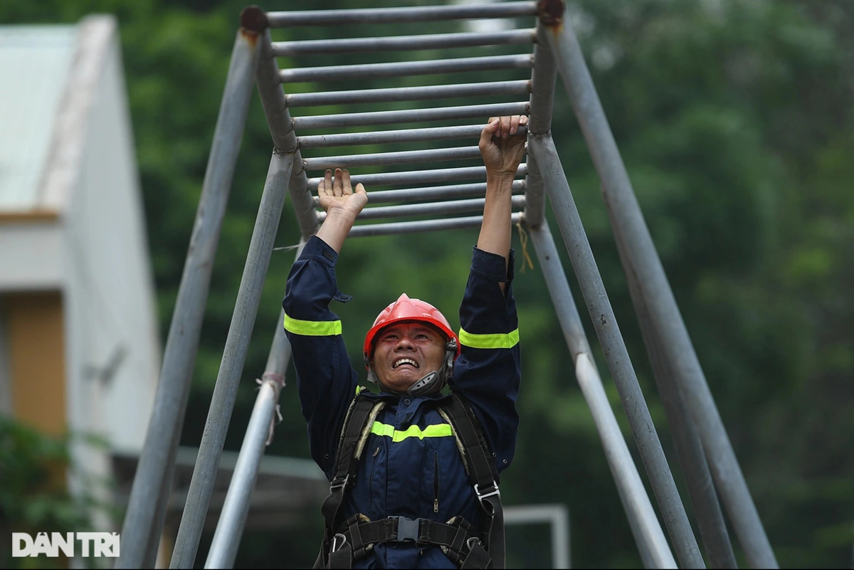 Tiếp theo là bài tập chạy bộ mang bình dưỡng khí nặng hơn 10kg. Trong công tác Phòng cháy chữa cháy và Cứu nạn cứu hộ, người chiến sĩ phải hành động nhanh chóng và dứt khoát để kịp thời đảm bảo tính mạng cho các nạn nhân.