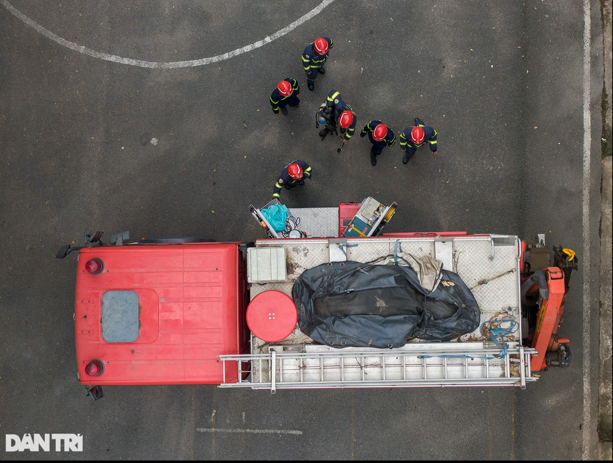 Ngắt câu chuyện với chúng tôi, Đại úy Hiếu trở lại với công việc huấn luyện với cường độ mỗi lúc cao hơn. Kế đến, anh cùng đồng đội thực hiện các bước kiểm tra kỹ thuật xe cứu hỏa, vận hành thử một số thiết bị chuyên dụng để PCCC&amp;CNCH.