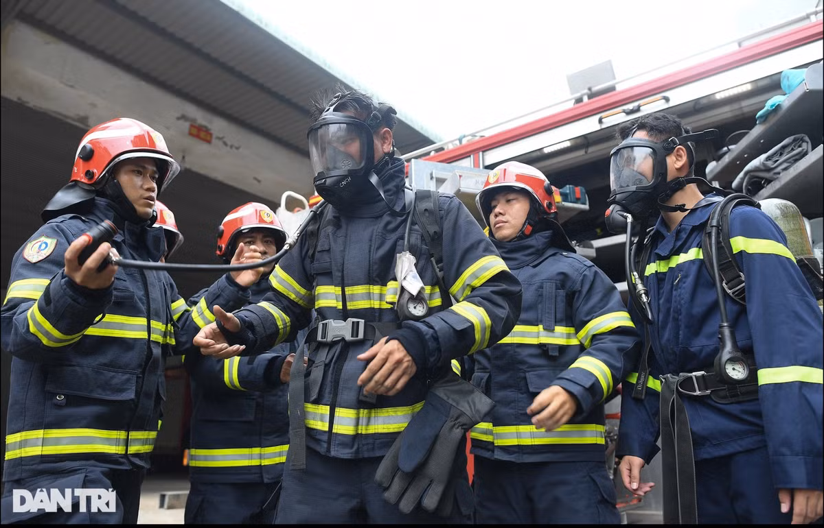 Các chiến sĩ được trang bị mặt nạ phòng độc, bình dưỡng khí để vào nơi có nguy cơ ngạt khói. Mọi thứ đều hoạt động trơn tru, đáp ứng yêu cầu sẵn sàng cơ động nếu có tình huống xảy ra.