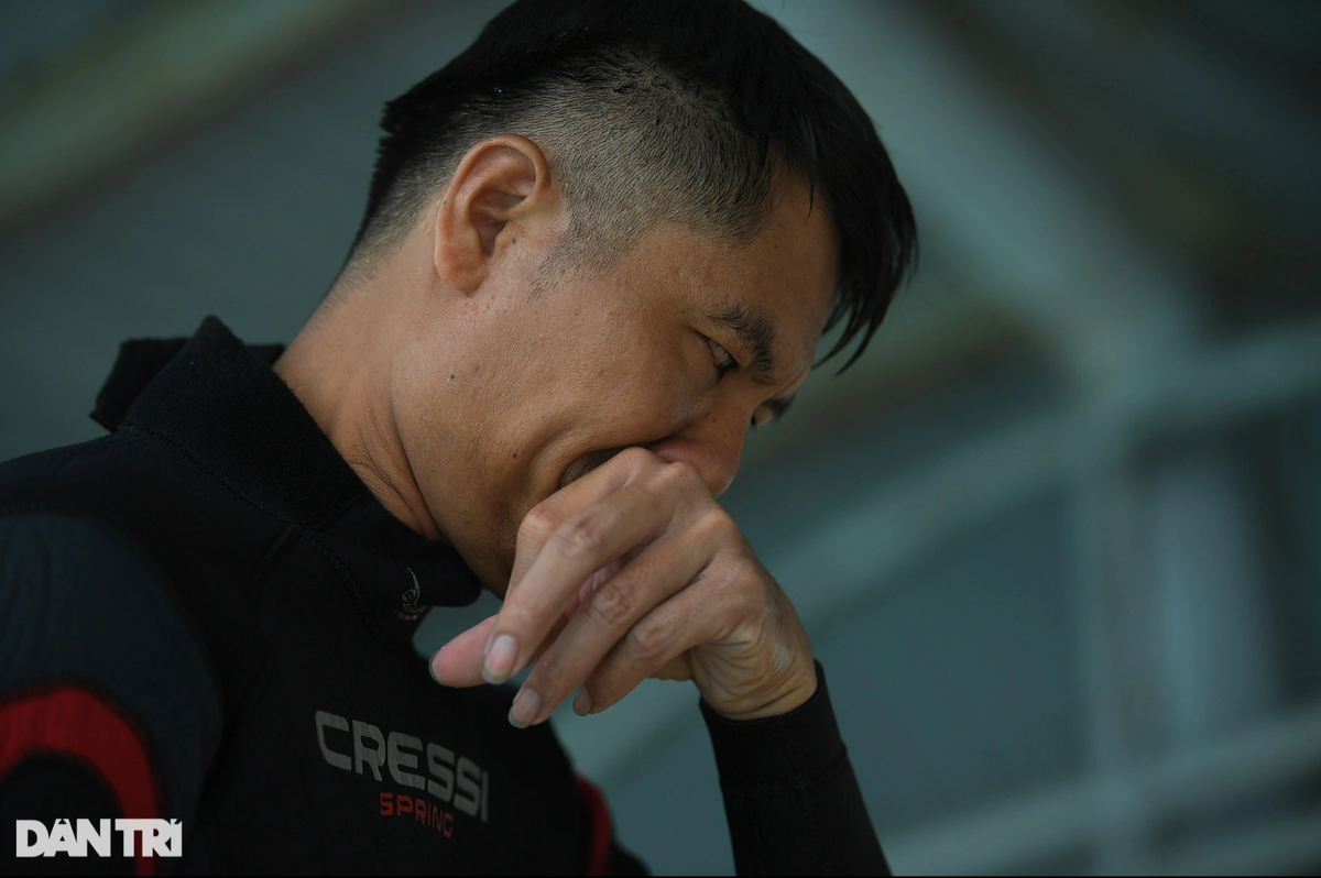 Ngồi trầm ngâm trong giây lát, anh Hiếu xúc động. Anh nói mình không có thông tin đầy đủ số lượng nhóm bạn trẻ nên đã không ý thức việc cần chủ động lặn tìm để cứu vớt được một trường hợp tử vong được phát hiện sau đó. Đó thật sự là một nốt trầm đánh mạnh vào lòng trắc ẩn của Đại úy Hiếu. Trong nhóm bạn 10 người bị đuối nước hôm đó, 9 người được cứu và an toàn tính mạng, trong số đó anh Hiếu trực tiếp cứu vớt được 4 người, những người đang ở thời khắc nguy hiểm nhất.