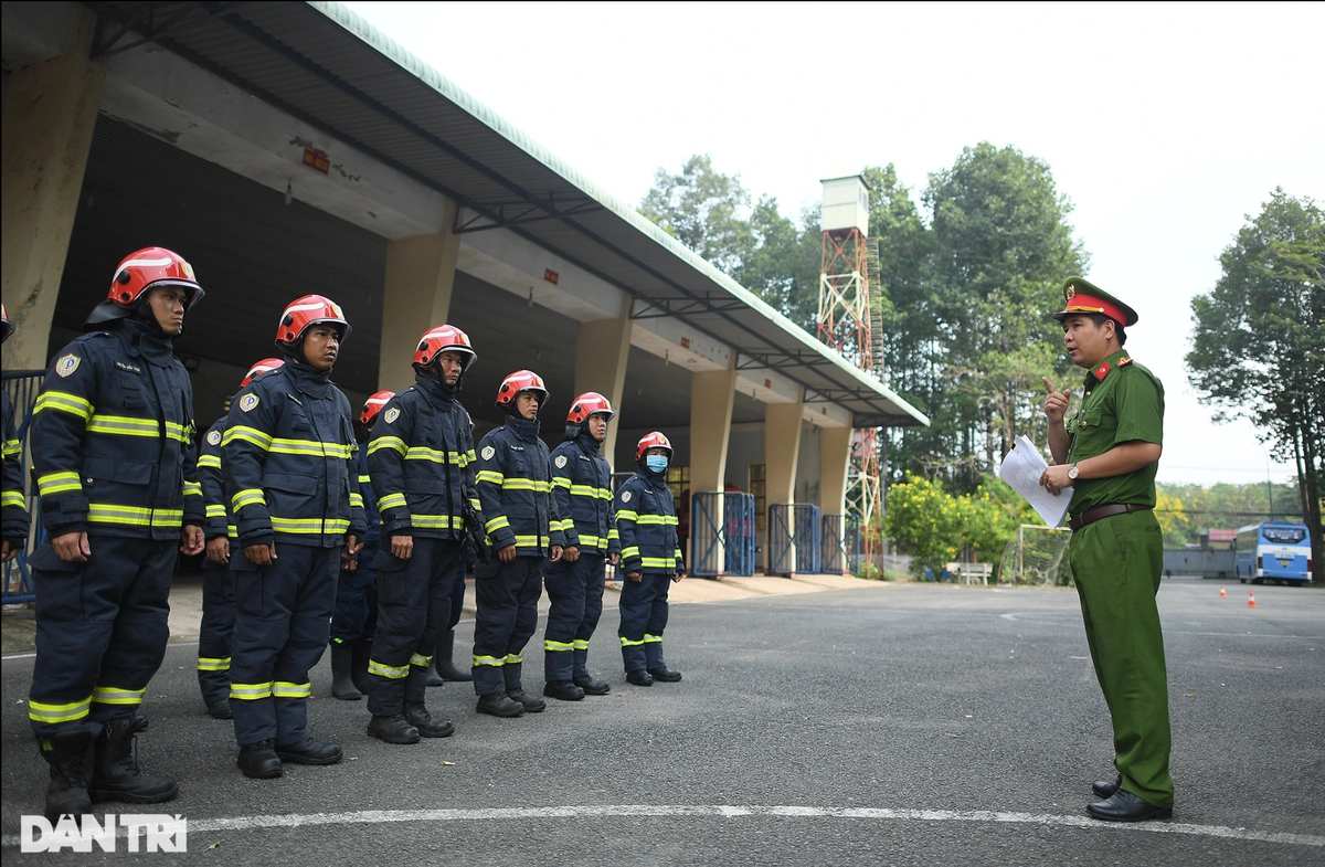 Trung tá Lê Đức Hiệp - Đội trưởng Đội cảnh sát PCCC&amp;CNCH khu vực Trảng Bom ra hiệu lệnh yêu cầu cán bộ, chiến sĩ thực hiện công tác huấn luyện và trực sẵn sàng chiến đấu trong ngày mới. Địa điểm tại khu vực sân bãi của đơn vị (khu phố 5, thị trấn Trảng Bom, huyện Trảng Bom, tỉnh Đồng Nai).