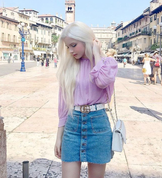 Icy Tenshi nổi tiếng trên mạng xã hội nhờ sở hữu gương mặt xinh đẹp, đường nét hài hòa, thần thái lôi cuốn, đặc biệt là mái tóc bạch kim ấn tượng.